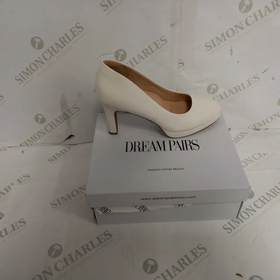 BOXED PAIR OF 'DREAM PAIRS' SLIP-ON HEELS IN WHITE - EU SIZE 38