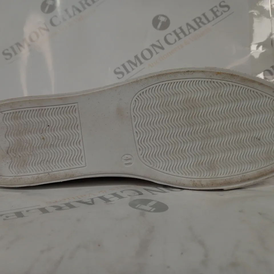 BOXED PAIR OF UNBRANDED SHOES IN WHITE W. PRISMATIC SEQUIN AND GOLD EFFECT STUDS EU SIZE 41