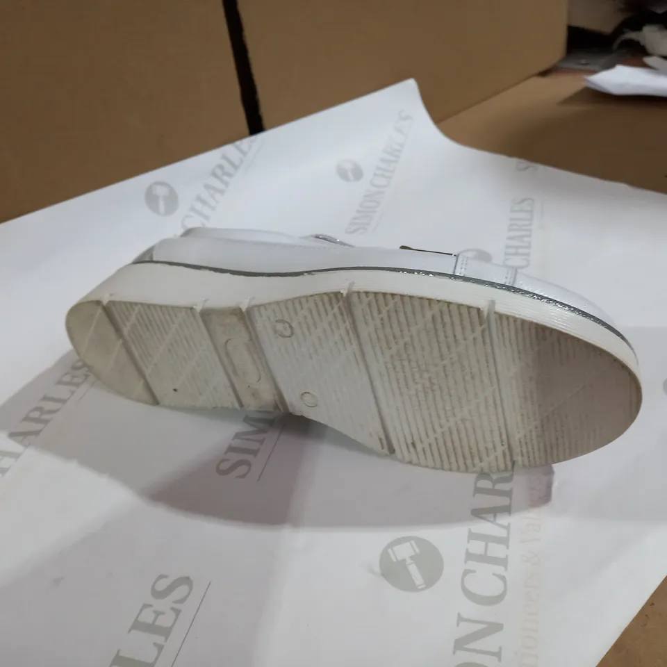 MODA WHITE  TRAINERS SIZE 5