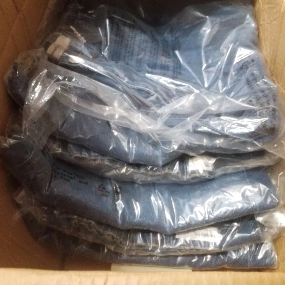 BOX CONTAINING APPROXIMATELY 7 BRAND NEW SIMPLY BE MID BLUE PLEAT DETAIL WIDE LEG JEANS - SIZE 20R