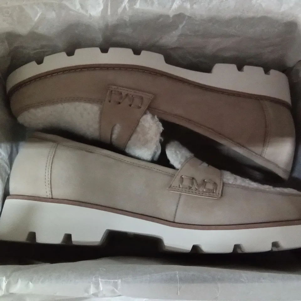 BOX CONTAINING 6 PAIRS OF VIONIC SHOES INCLUDING 4 × KALLIE BALRNA SUN 2 × SIZE 5.5 2 × SIZE 6.5, KALLIE BALRNA BLACK SIZE 8, CHERYL LOAFERS WHEAT SIZE 7