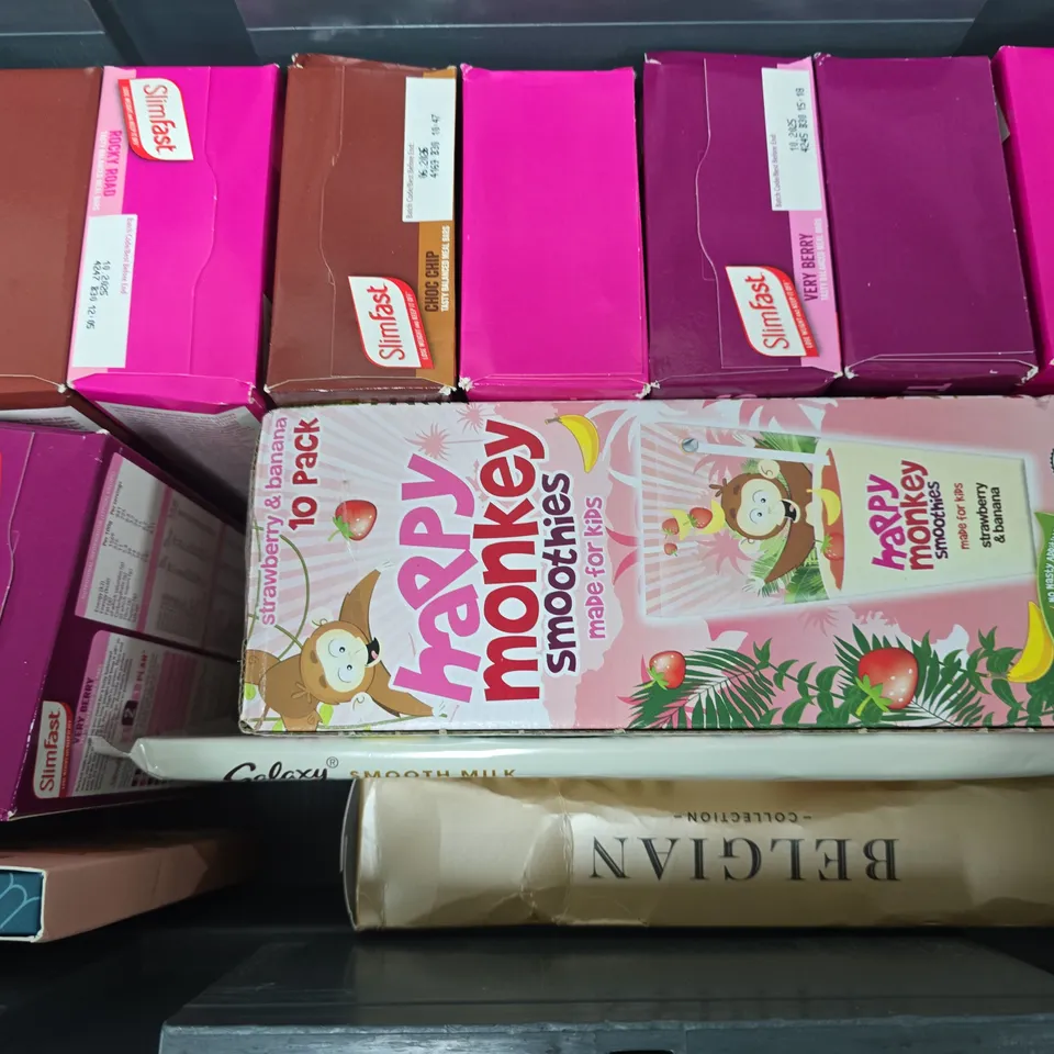APPROXIMATELY 12 ASSORTED FOOD & DRINK ITEMS TO INCLUDE SLIMFAST MEAL BARS, HAPPY MONKEYS SMOOTHIES, GALAXY BAR, ETC - COLLECTION ONLY