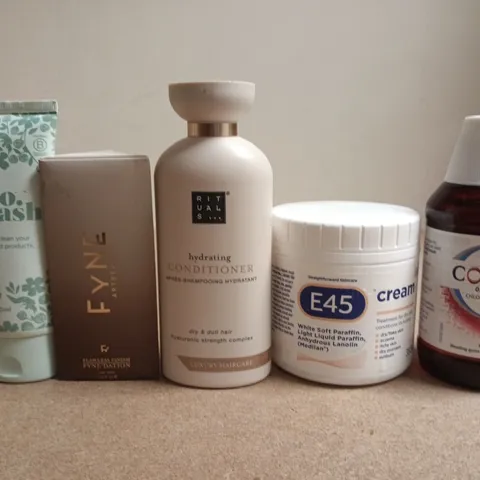APPROXIMATELY 15 ASSORTED HEALTH & BEAUTY PRODUCTS TO INCLUDE MOUTHWASH , E45 CREAM AND FYNE