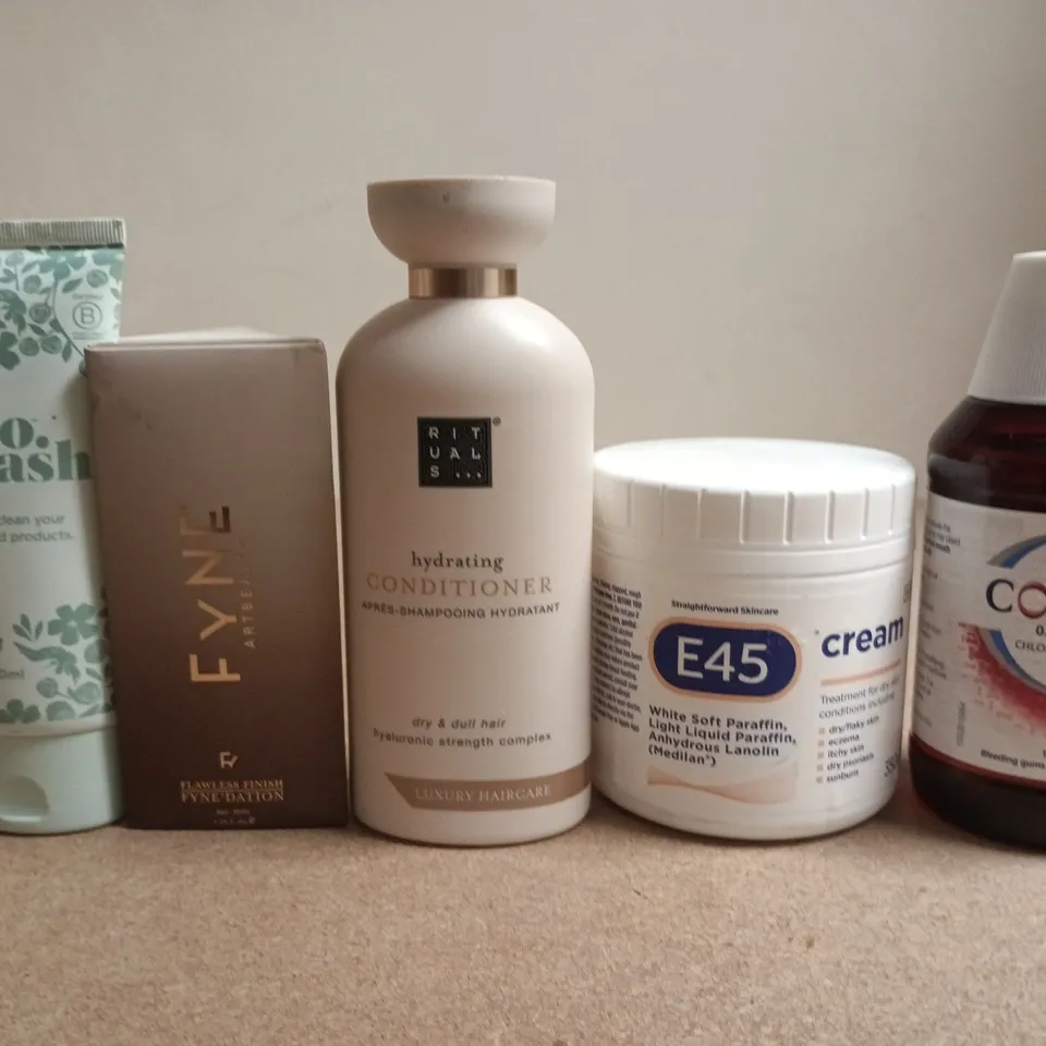 APPROXIMATELY 15 ASSORTED HEALTH & BEAUTY PRODUCTS TO INCLUDE MOUTHWASH , E45 CREAM AND FYNE