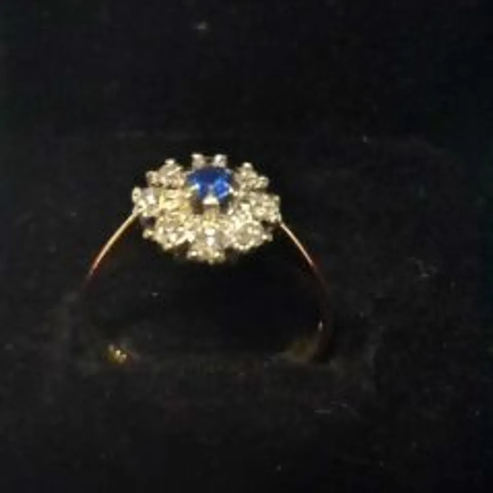 18CT GOLD CLUSTER RING SET WITH A SAPPHIRE AND DIAMONDS