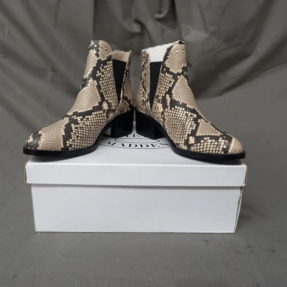 BOXED PAIR OF STEVE MADDEN LEATHER ANKLE BOOTS IN BEIGE SNAKE SIZE 3