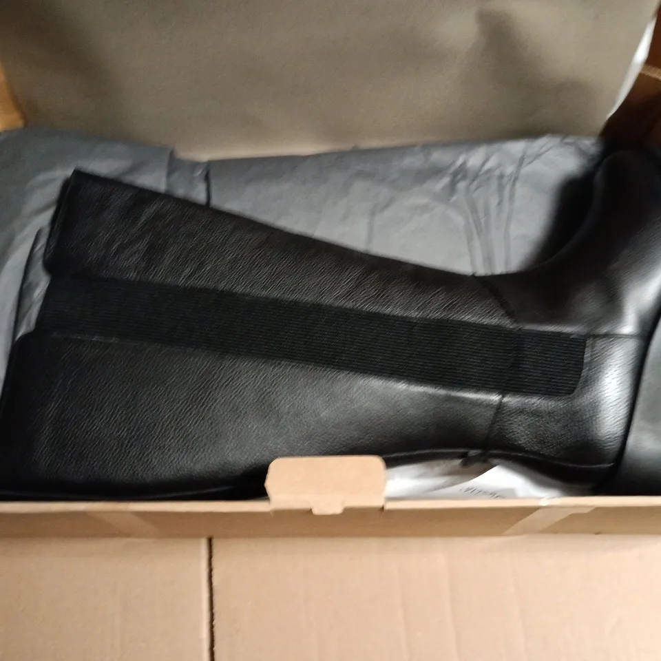 JD WILLIAMS BLACK LEATHER LOOK KNEE-HIGH BOOTS – EX WIDE UK 6