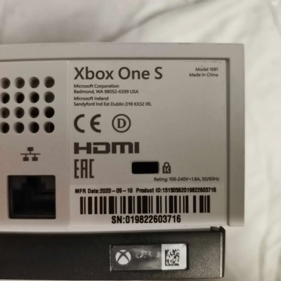 XBOX ONE S GAMES CONSOLE IN WHITE - MODEL 1681 (CONSOLE ONLY)