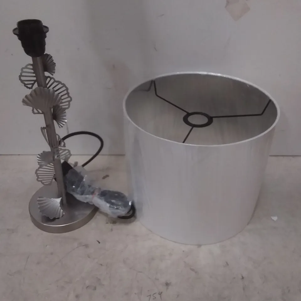 DESIGNER LEAF DETAL TABLE LAMP