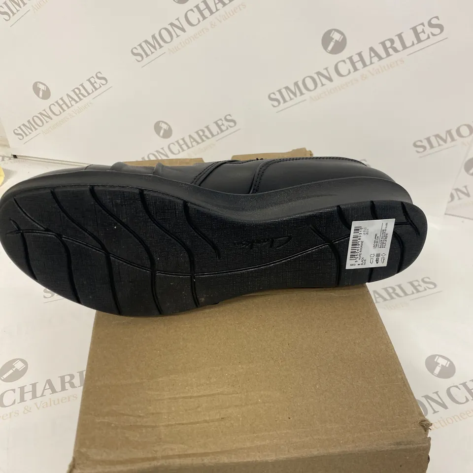 BOXED PAIR OF CLARKS BLAKC SHOES SIZE 6.5