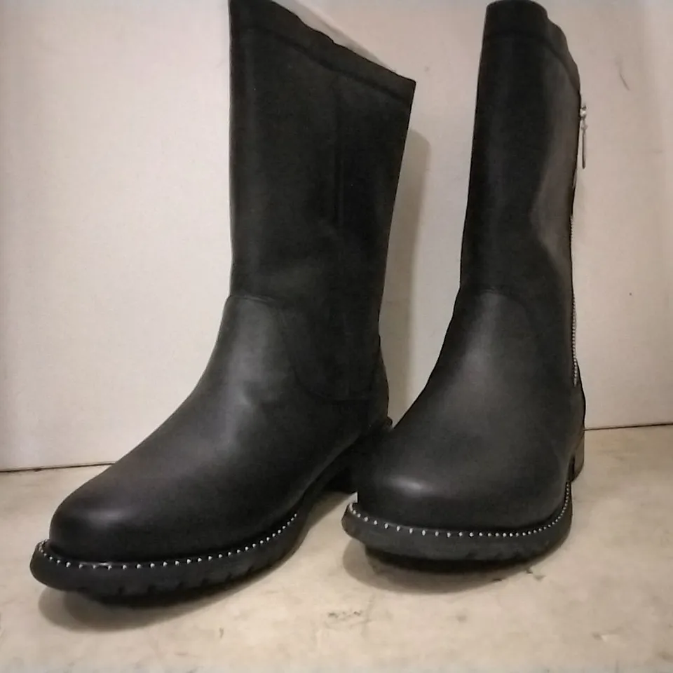 BOXED UNISEX EMU AUSTRALIA EXPLOR YANCOL BOOTS , BLACK , SIZE 7, 4 PAIRS 