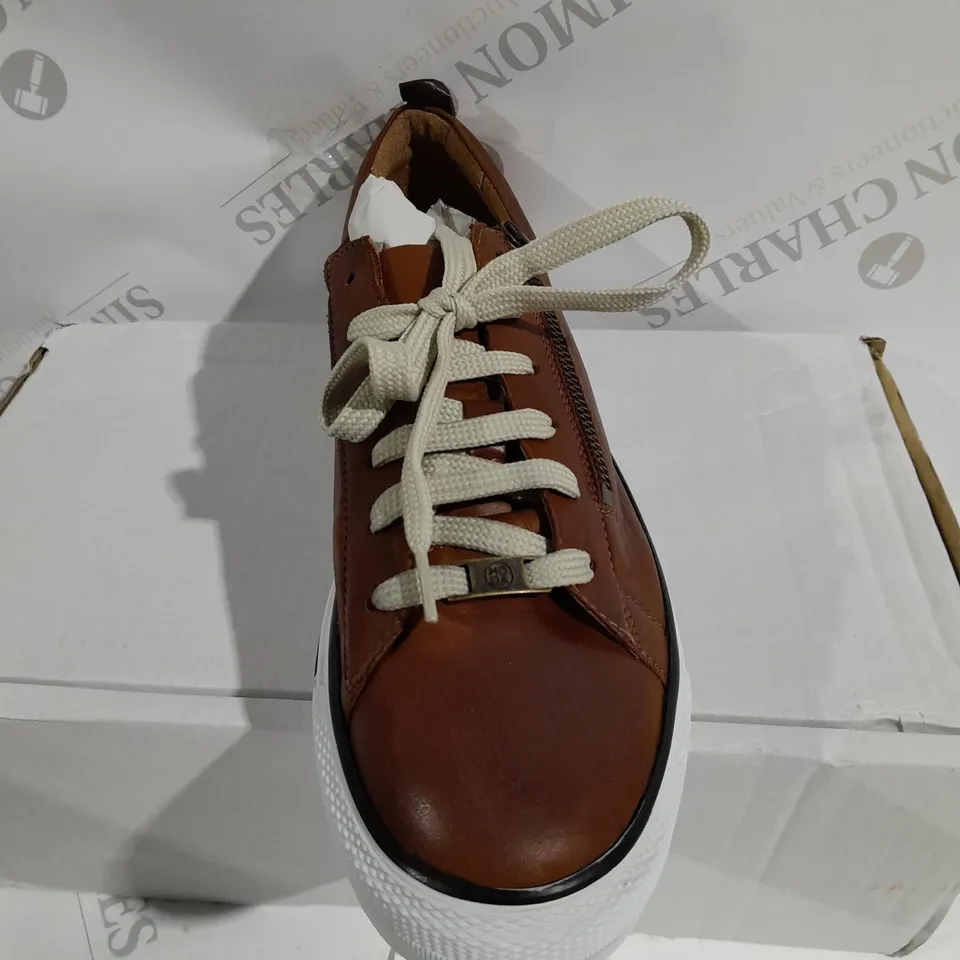 BOXED PAIR OF MODA IN PELLE FILICIA TRAINERS IN TAN - SIZE 8 