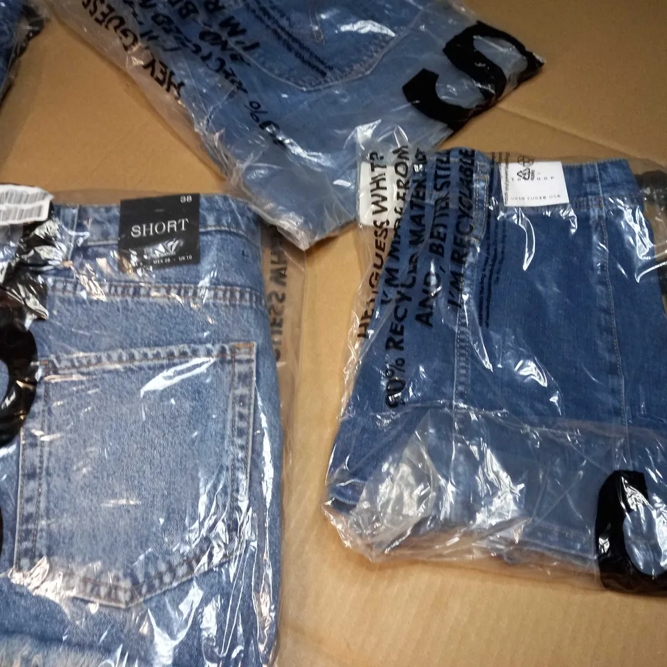 LOT OF APPROX 4 ASSORTED DENIM SHORTS VARYING IN BRAND/SIZE