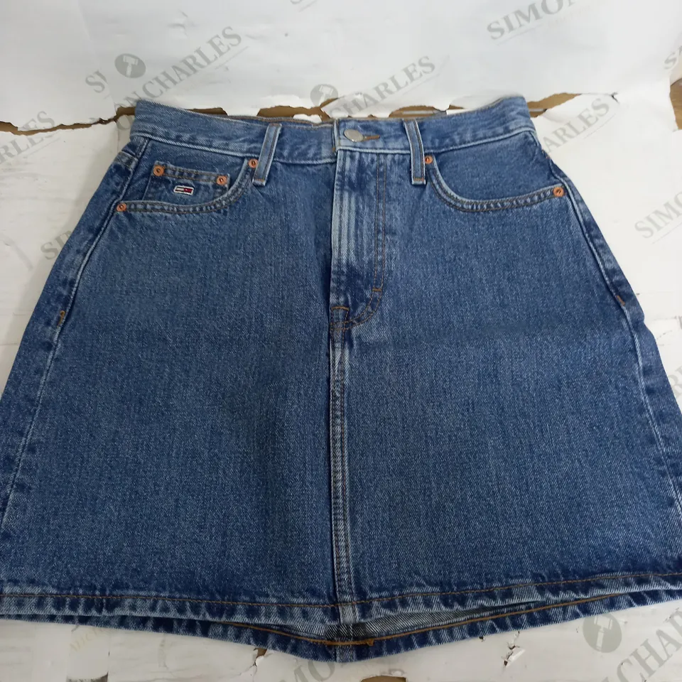 TOMMY JEANS MOM MID SKIRT IN DENIM - SIZE 28