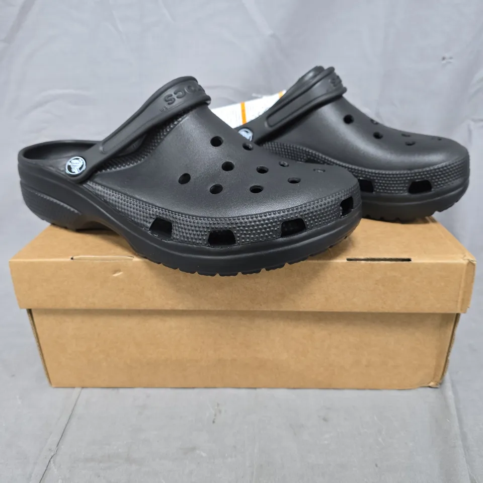 BOXED PAIR OF CROCS CLASSIC CLOGS IN BLACK SIZE UK M8/W9