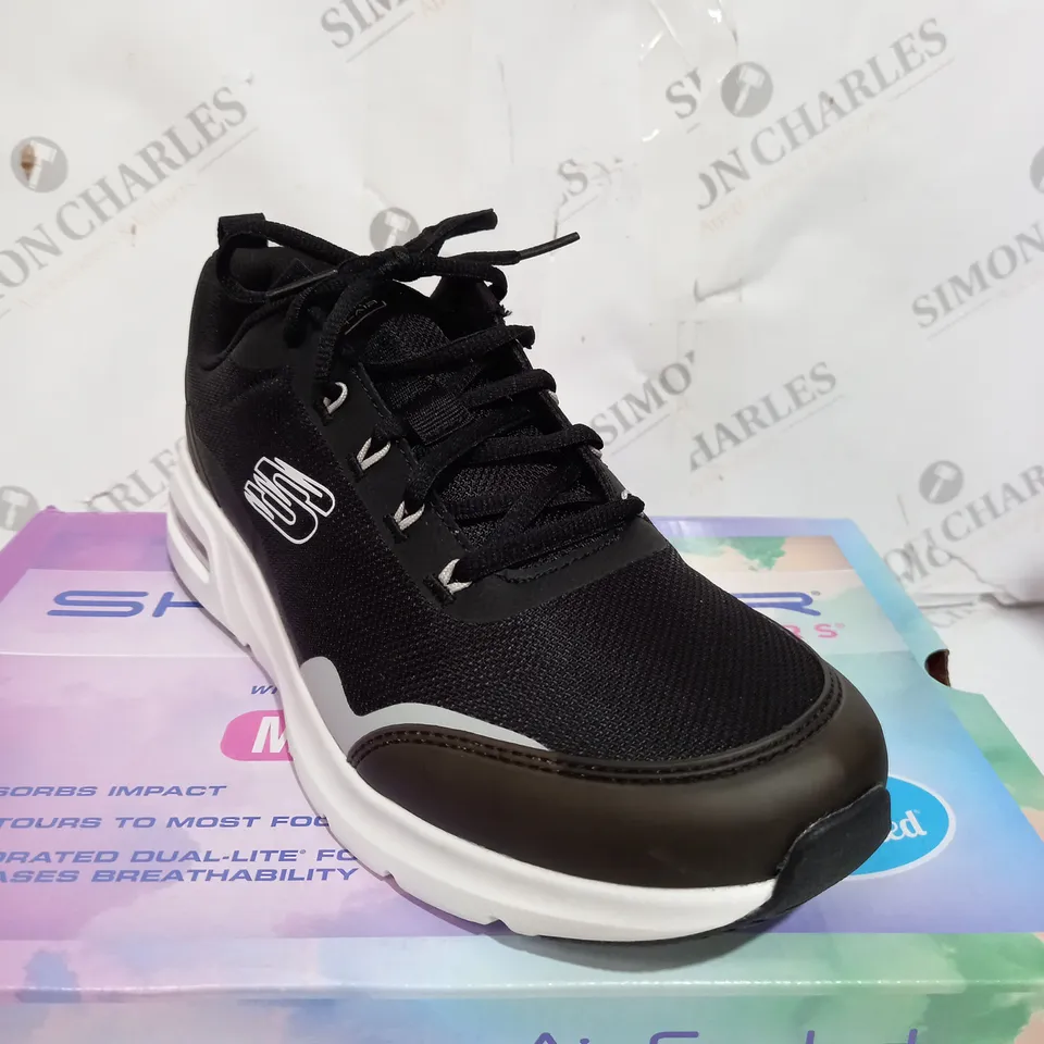 BOXED PAIR OF SKECHERS AIR COURT TRAINERS IN BLACK SIZE 7