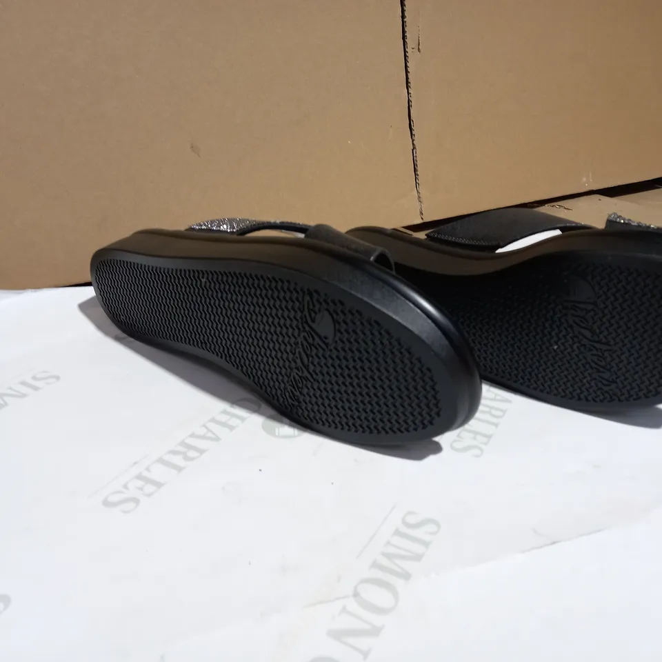 SKETCHERS RELAXED STEP BLACK/SPARKLE SANDALS SIZE 7