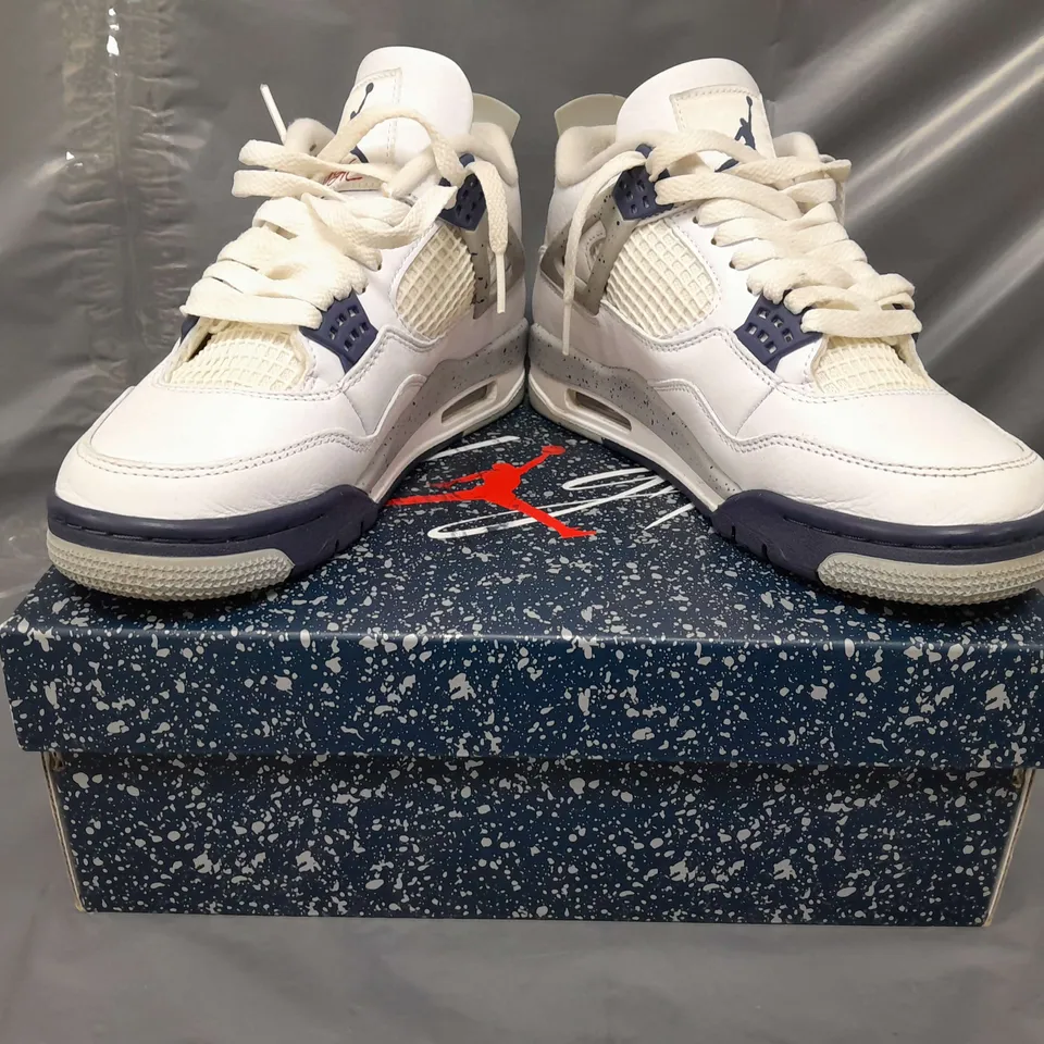 BOXED PAIR OF NIKE AIR JORDAN 4 RETRO SHOES IN WHITE/NAVY UK SIZE 4.5