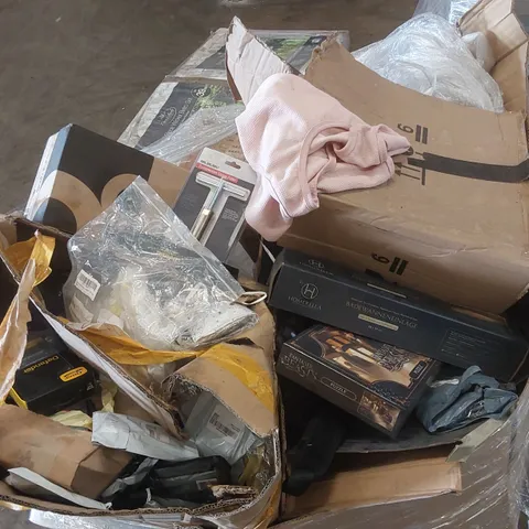 PALLET OF ASSORTED ITEMS INCLUDING: PUZZLE GAMES, BATHTUB MAT, PHONE CASES, LAMP SHADE ECT