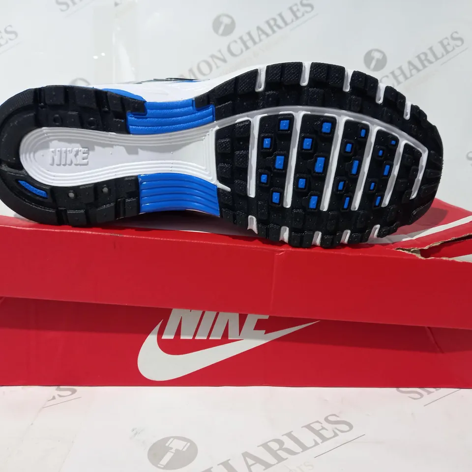BOXED PAIR OF NIKE P-6000 TRAINERS IN SILVER/BLUE UK SIZE 4.5