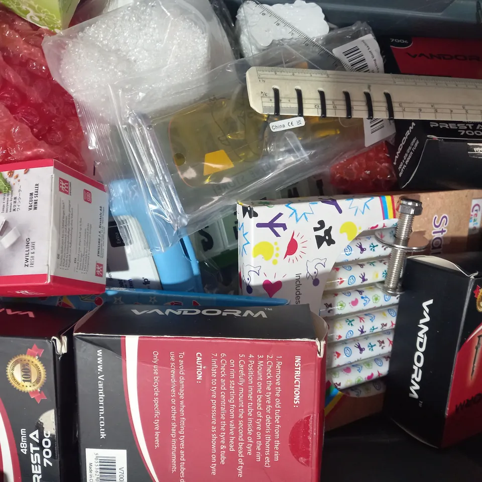 LOT OF APPROXIMATELY 10 ASSORTED HOUSEHOLD ITEMS TO INCLUDE TAPE MEASURE, VANDORM PRESTA 700C, EUROPEAN TRAVEL ADAPTER, ETC