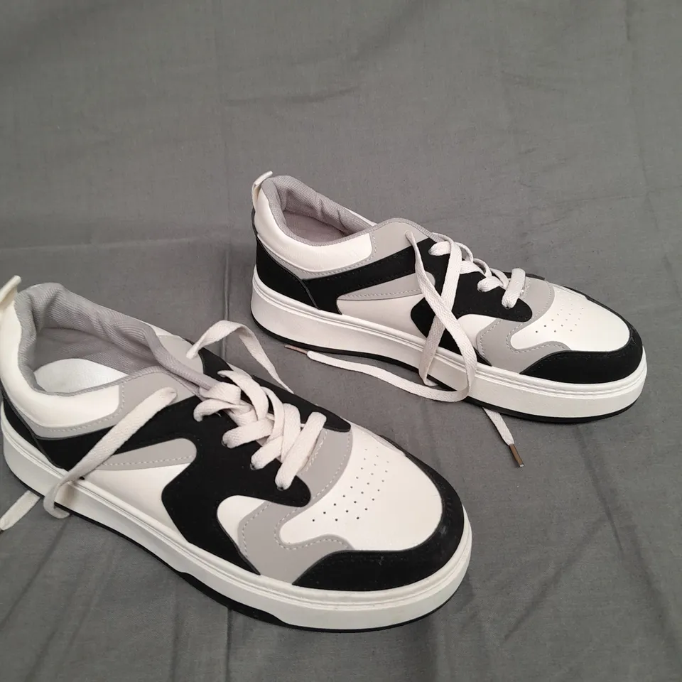 BOXED PAIR OF UNBRANDED LOW TRAINERS IN GREY/WHITE/NAVY SIZE 40