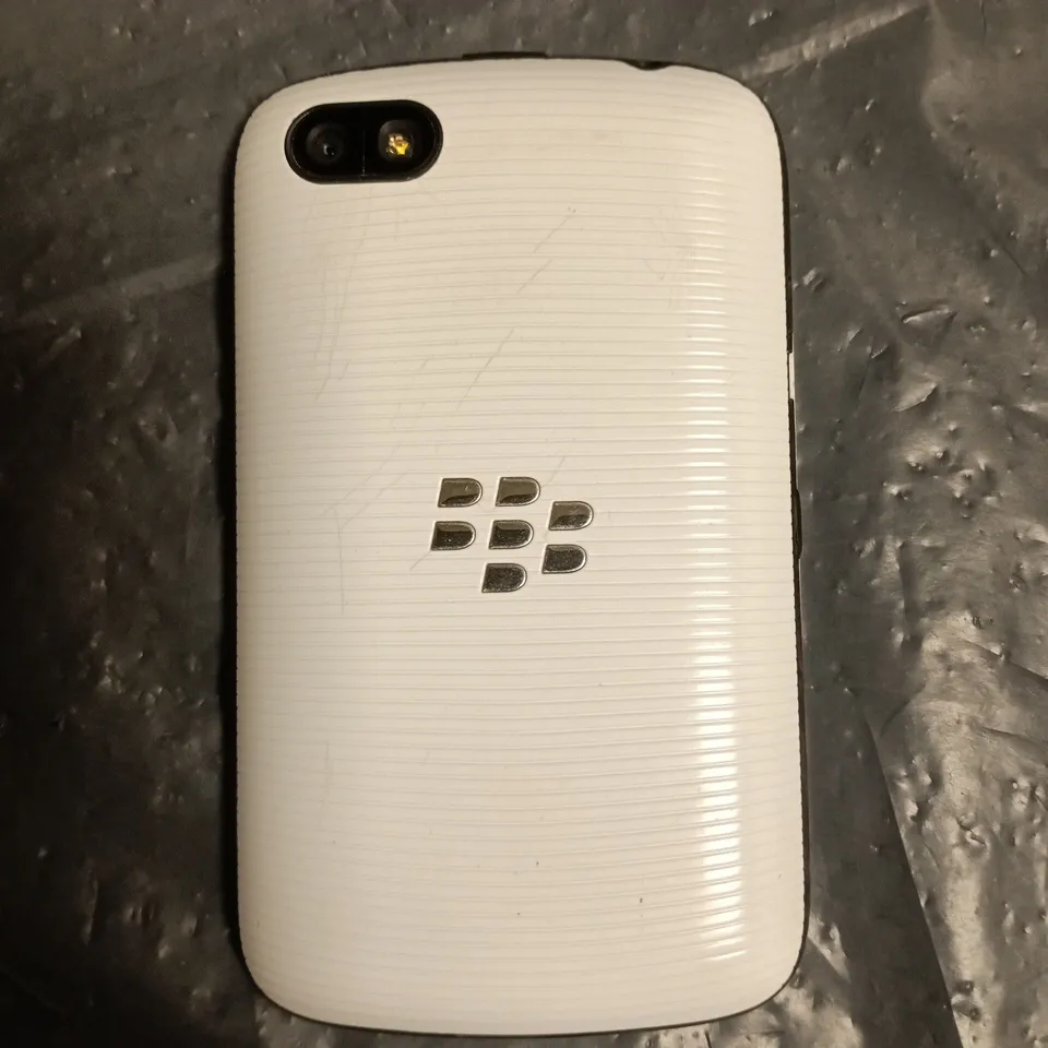 BLACKBERRY 9720 MOBILE PHONE IN WHITE