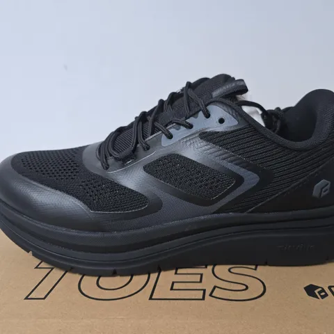 BOXED THE FITVILLE MEN'S CLOUD WANDERER TRAINERS, BLACK - SIZE UK 11