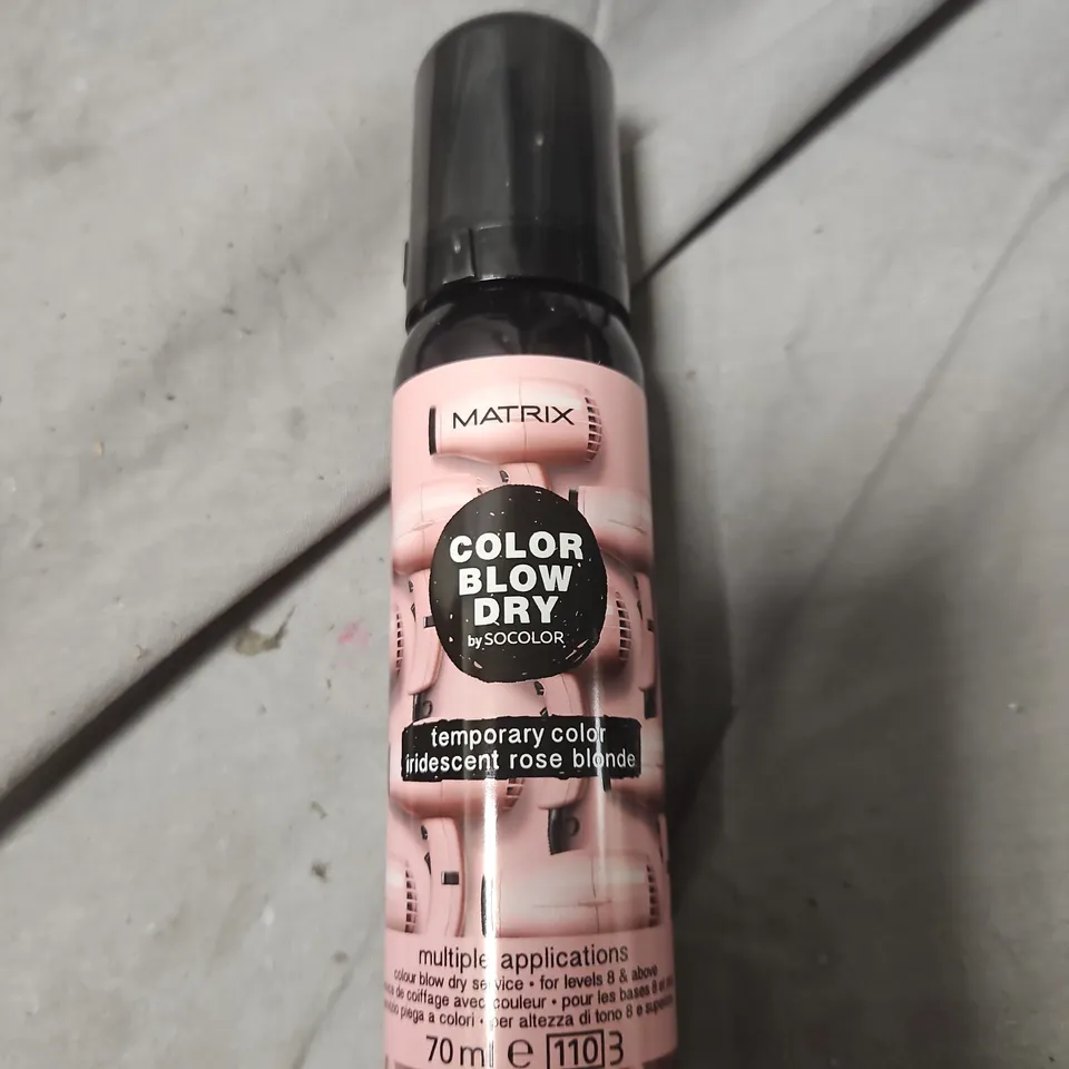 BOX OF APPROXIMATELY 24 MATRIX COLOR BLOW DRY BY SOCOLOR – TEMPORARY COLOR SPRAY, IRIDESCENT ROSE BLONDE, 70 ML