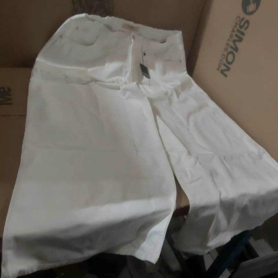BOX CONTAINING APPROXIMATELY 14x BRAND NEW SIMPLY BE ECRU WIDE LEG JEANS - SIZE 18R