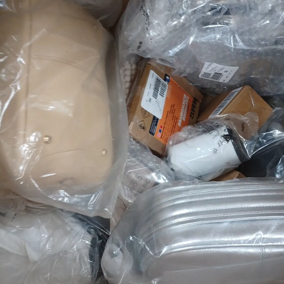 BOX OF APPROXIMATELY 10 ASSORTED HOUSEHOLD AND FASHION ACCESSORY ITEMS TO INCLUDE ASHWOOD LEATHER BAG, ETC - COLLECTION ONLY
