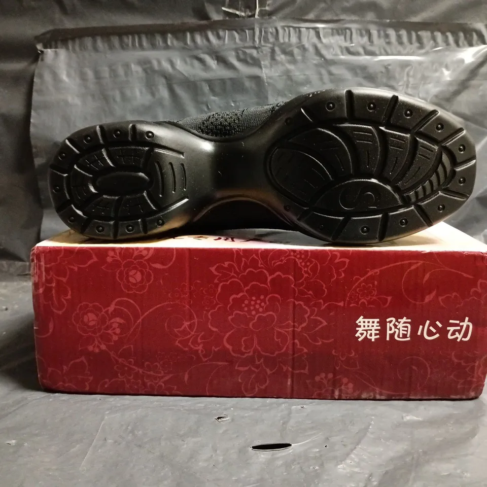 BOXED PAIR OF UNBRANDED SHOES IN BLACK SIZE EU 41