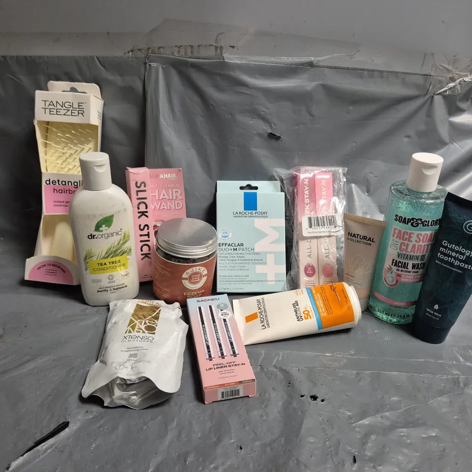 APPROXIMATELY 20 ASSORTED COSMETICS ITEMS TO INCLUDE SOAP & GLORY FACIAL WASH, LA ROCHE-POSAY DUO+M PATCH, SACHEU PEEL-OFF LIP LINER, ETC