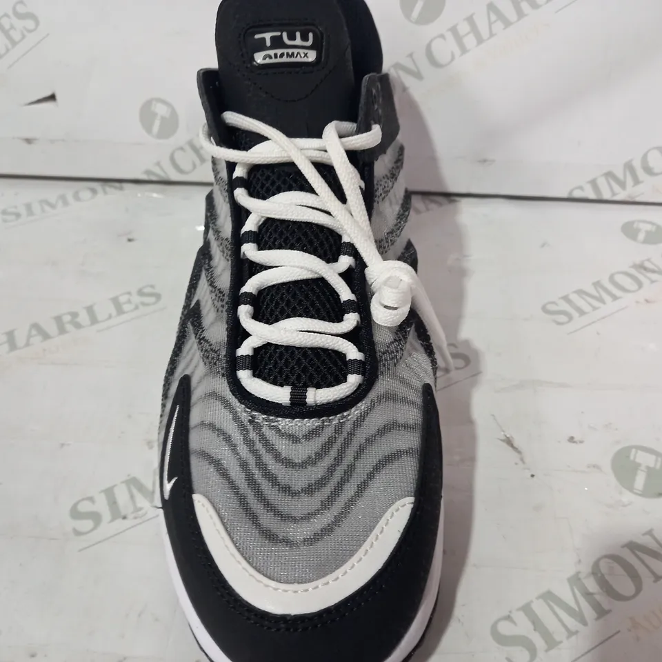 PAIR OF NIKE AIRMAX SHOES IN GREY/WHITE UK SIZE 8.5