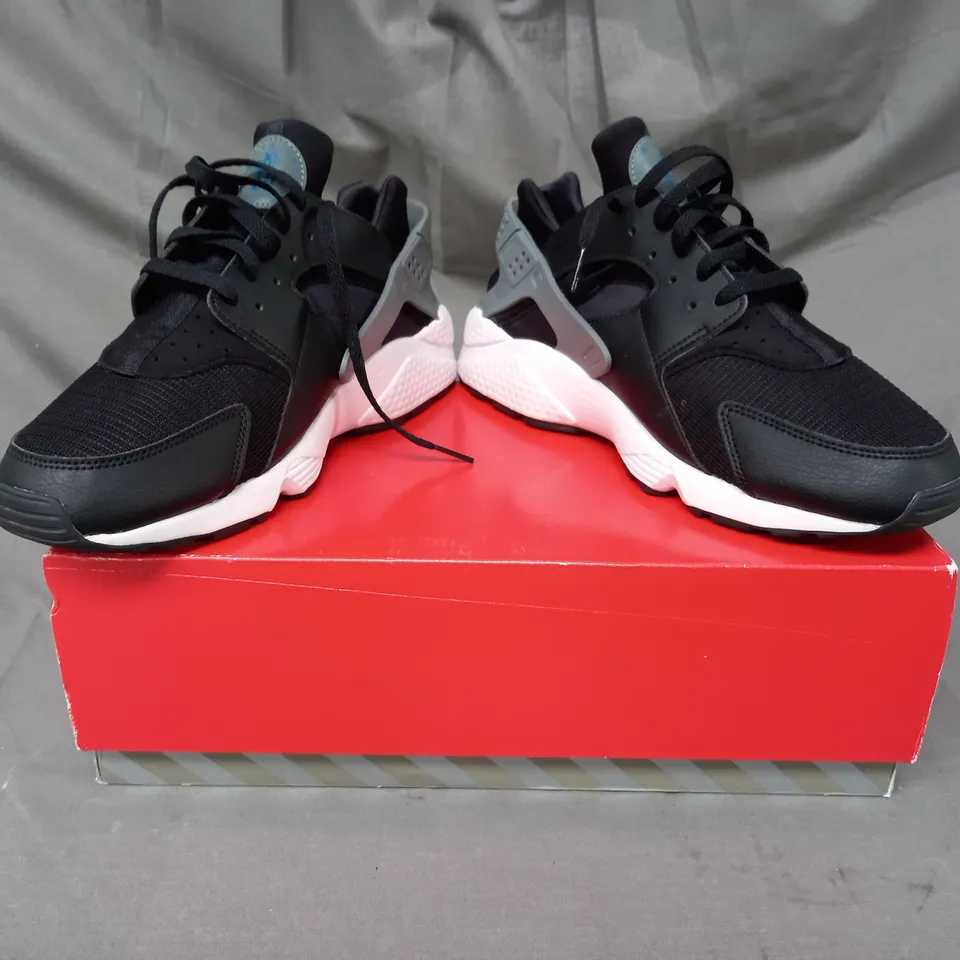 BOXED PAIR OF NIKE AIR HUARACHE SHOES IN BLACK UK SIZE 11