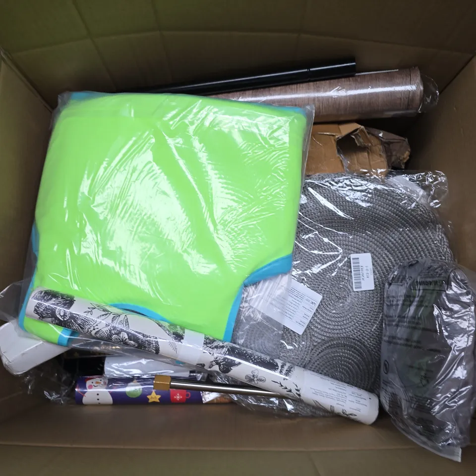 APPROXIMATELY 25 ASSORTED HOUSEHOLD PRODUCTS TO INCLUDE WALLAPER, ALEX TECH SPLIT SLEEVING, SOCKS, ETC - COLLECTION ONLY