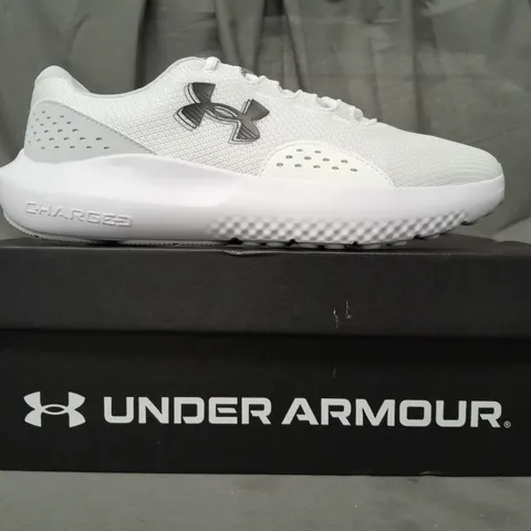 BOXED PAIR OF UNDER ARMOUR CHARGED SURGE 4 SHOES IN WHITE UK SIZE 10