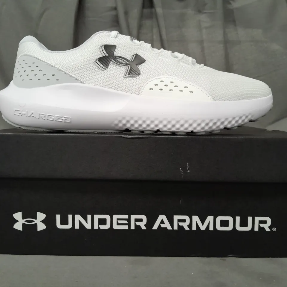 BOXED PAIR OF UNDER ARMOUR CHARGED SURGE 4 SHOES IN WHITE UK SIZE 10