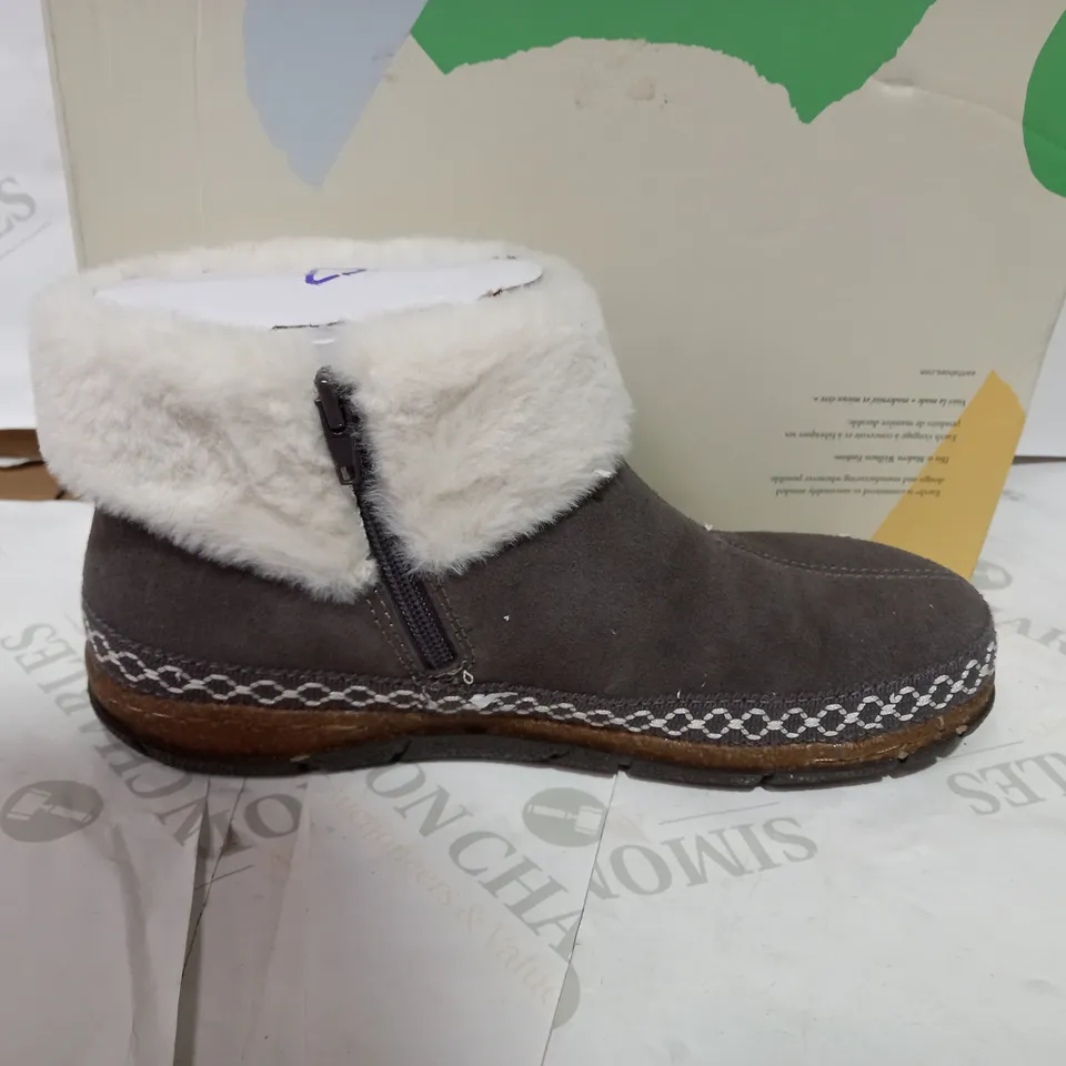 BOXED PAIR OF EARTH GREY ANKLE BOOTS  - SIZE 7