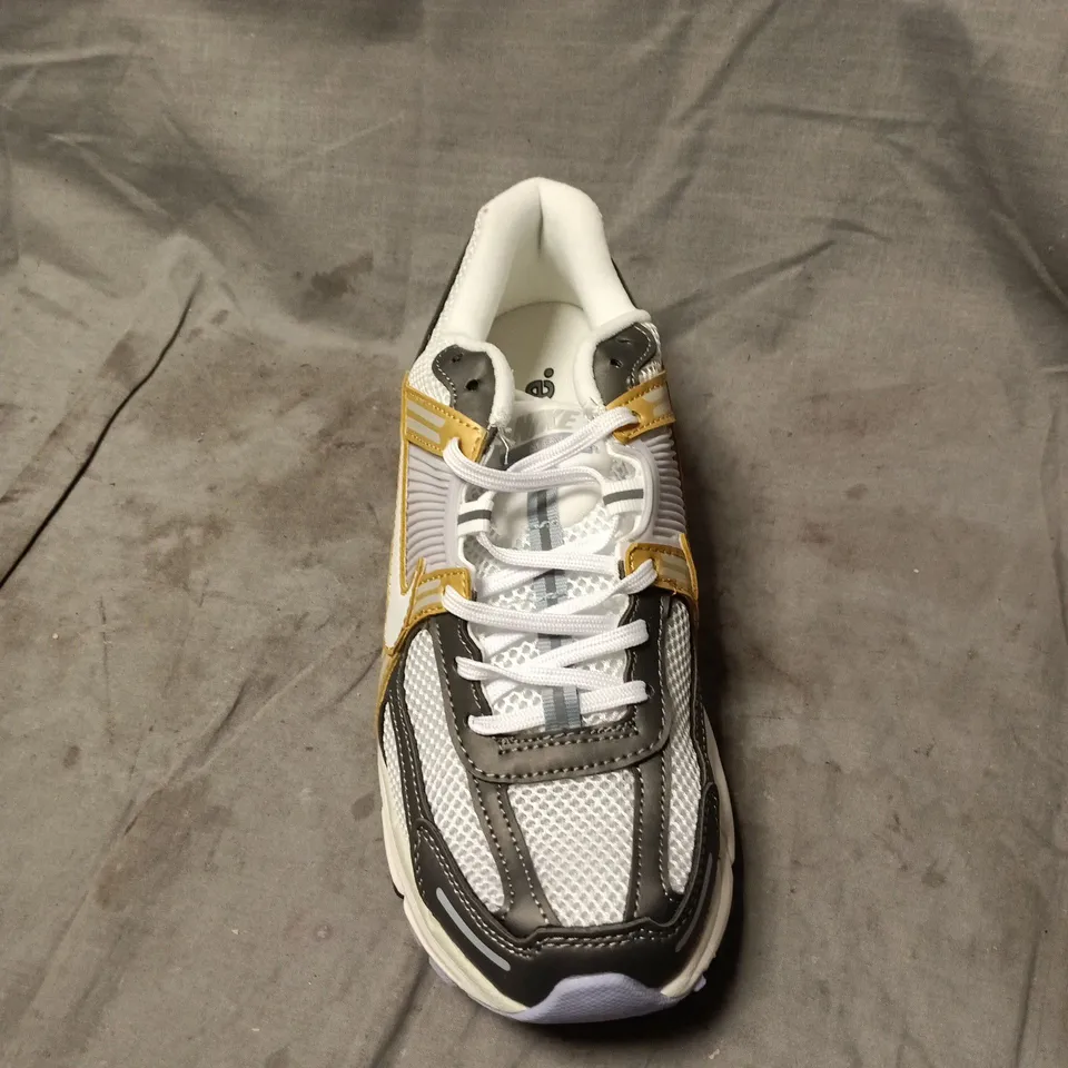 NIKE VOMERO 5 TRAINERS SIZE 9