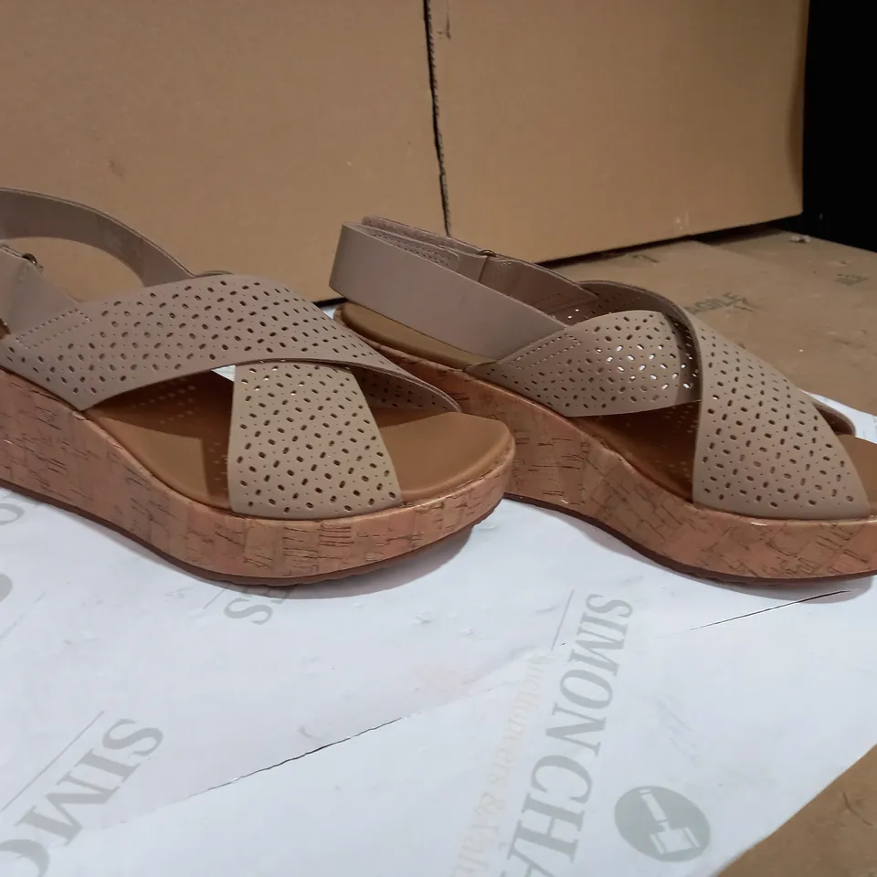 CLARKS LASER CUT LEATHER WEDGE SANDAL STANDARD FIT BEIGE UK SIZE 6