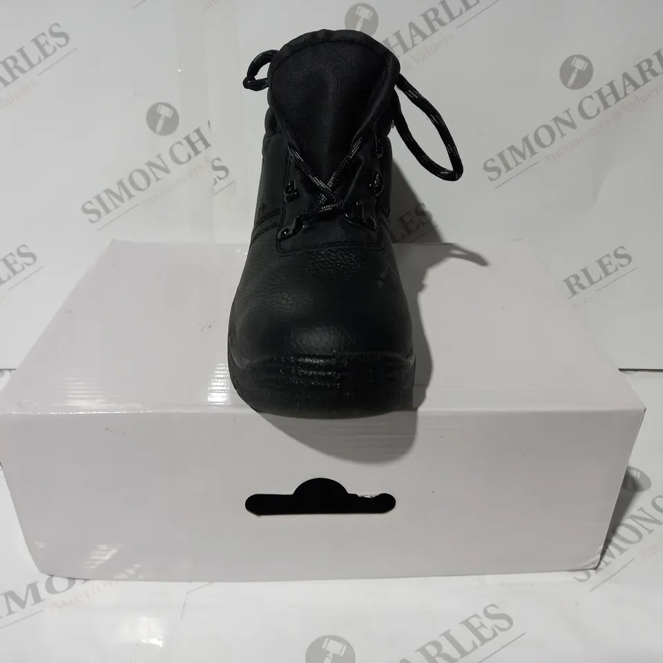 BOXED PAIR OF DESIGNER S1 CHUKKA BOOTS IN BLACK UK SIZE 3