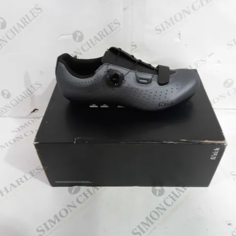 BOXED PAIR OF FI'ZI:K TEMPO OVERCURVE R5 SHOES IN METALLIC GUN METAL/BLACK - UK SIZE 6.5