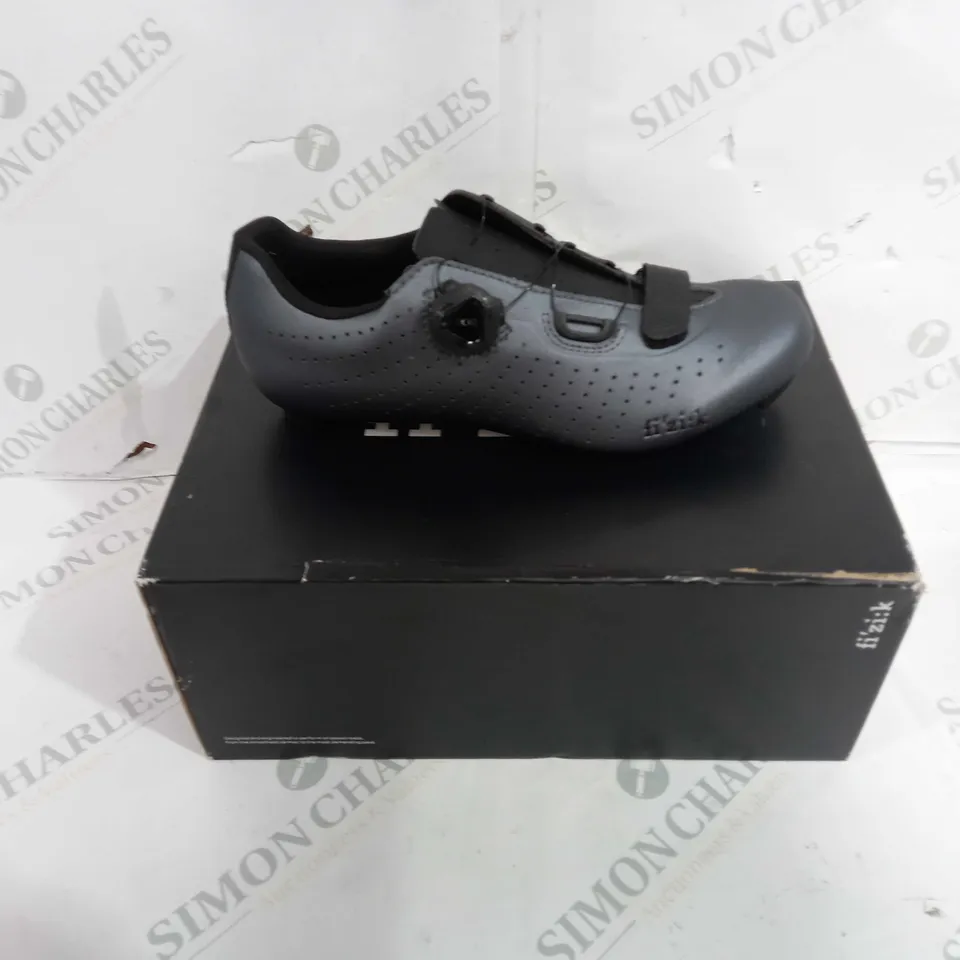 BOXED PAIR OF FI'ZI:K TEMPO OVERCURVE R5 SHOES IN METALLIC GUN METAL/BLACK - UK SIZE 6.5