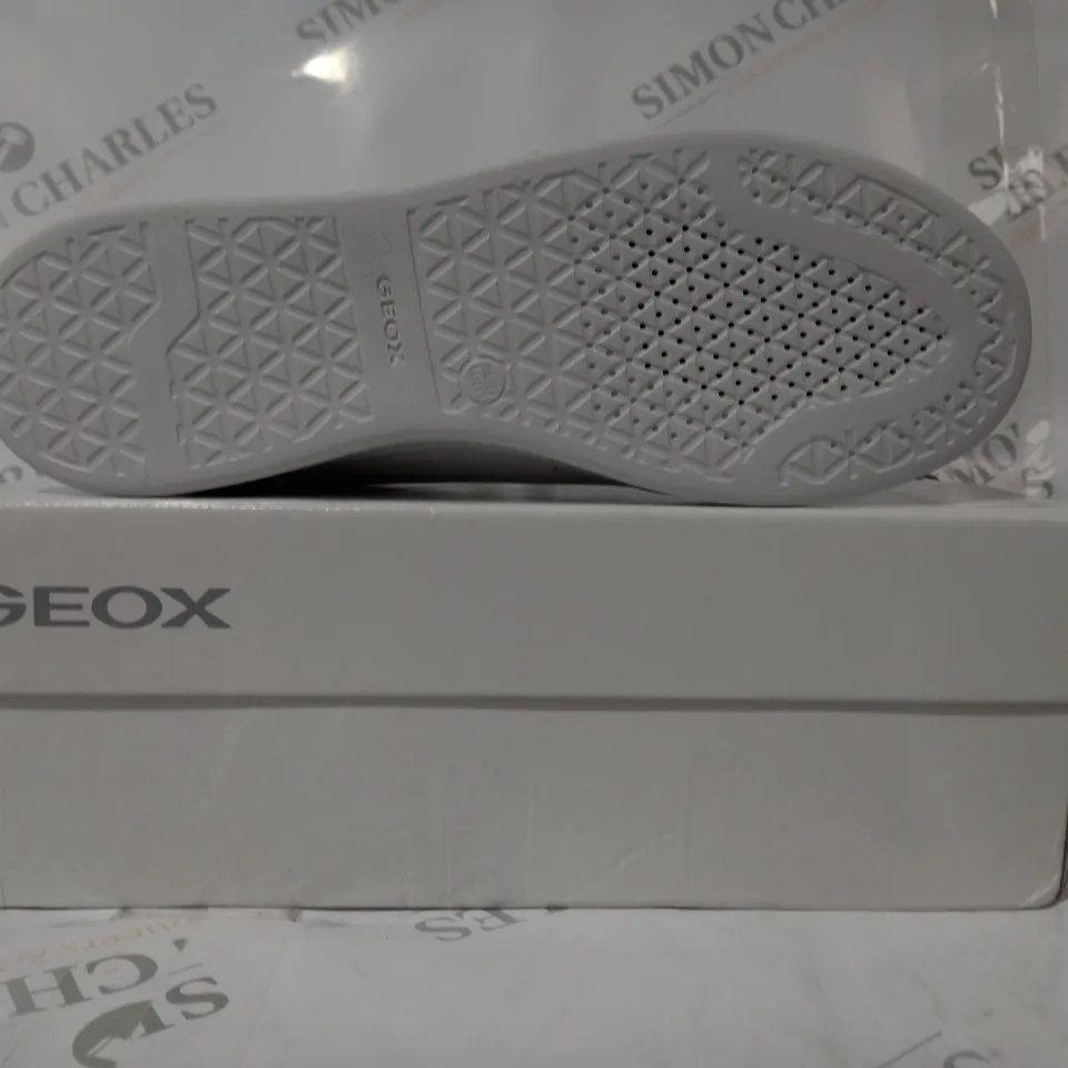 BOXED PAIR OF GEOX RESPIRA SHOES IN WHITE UK SIZE 6