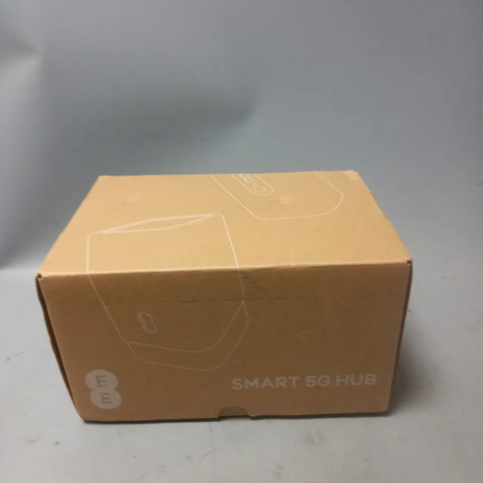 BOXED EE SMART 5G HUB 