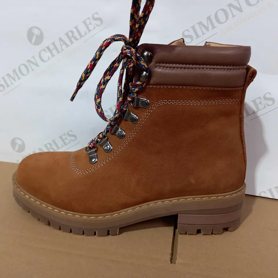 ADESSO TAN RESISTANCE HIKING BOOTS - SIZE 7 UK