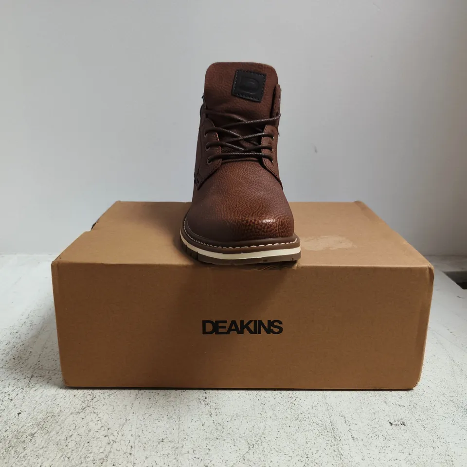 BOXED PAIR OF DEAKINS OXFORD ANKLE BOOTS IN TAN SIZE UK 8