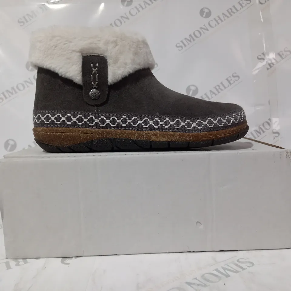 BOXED PAIR OF EARTH ORIGINS EMMALYN BOOTIES IN GREY UK SIZE 5