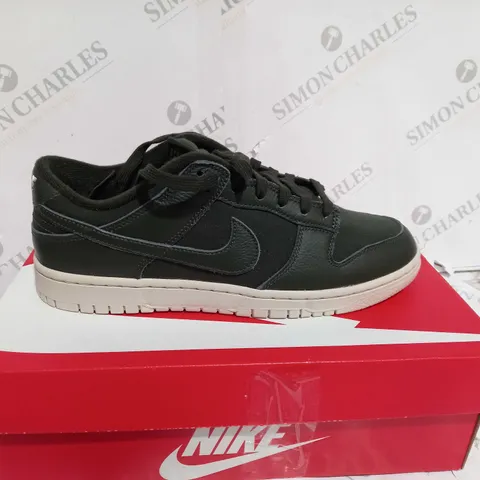 BOXED NIKE DUNK LOW RETRO GREEN SHOES - UK SIZE 8
